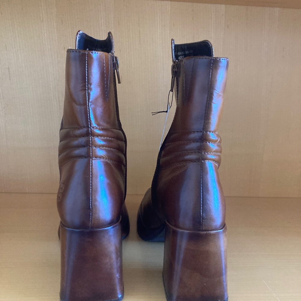 Brown boots, heel